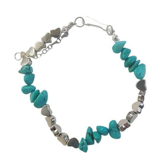 Turquoise Love – A Free-Spirited Bracelet with Natural Stone and Heart Accents